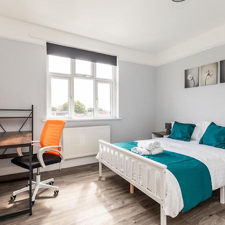 Dove Court Travel Lodge 4 - First Floor Ensuite アルモンズベリー エクステリア 写真