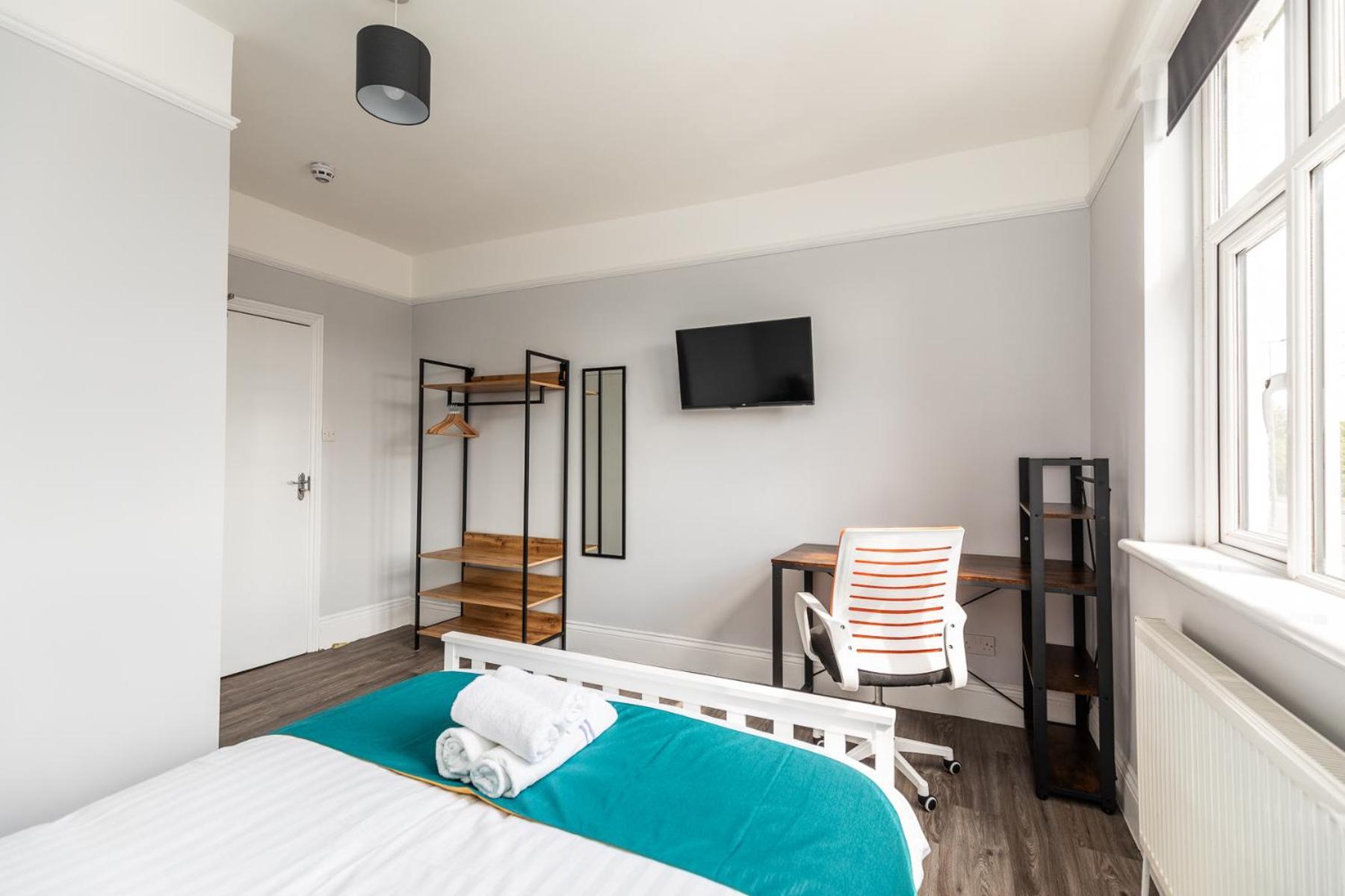 Dove Court Travel Lodge 4 - First Floor Ensuite アルモンズベリー エクステリア 写真