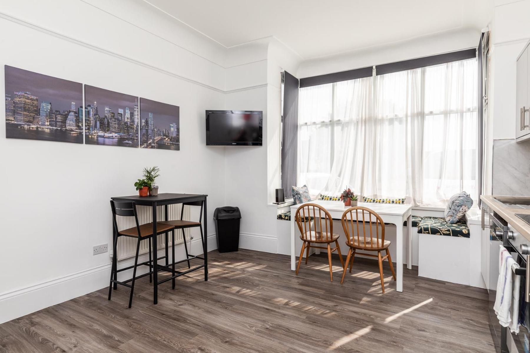 Dove Court Travel Lodge 4 - First Floor Ensuite アルモンズベリー エクステリア 写真